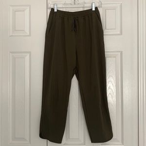 Lululemon Stretch Mid-Rise Pant, size 4, in the color olive.